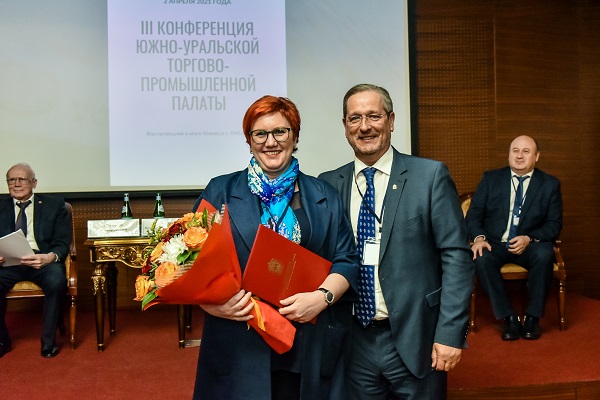Председатель комитета ЮУТПП по деловой культуре Виктория Ломовкина и бизнес-омбудсмен Челябинской области Александр Гончаров.jpg